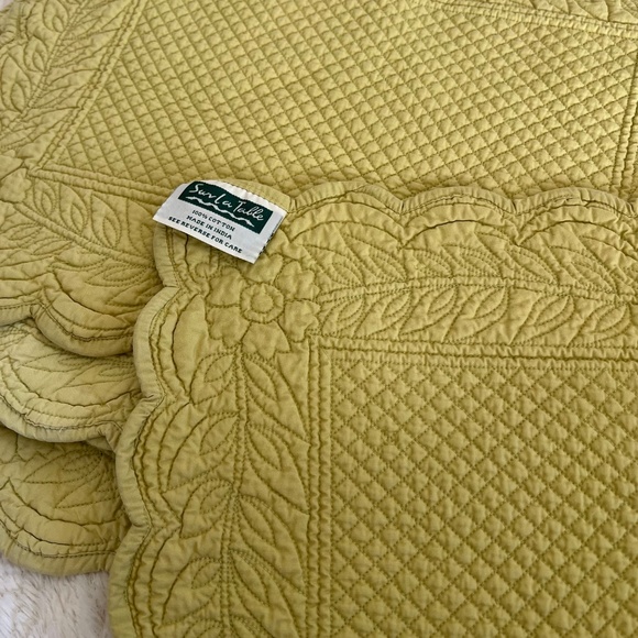 Sur La Table Green Floral Quilted Scalloped Placemats - Set of 5 - Picture 7 of 8